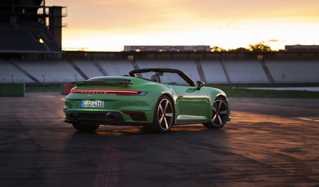 Зеленый автомобиль Porsche 911 Turbo Cabriolet 2020 года вид сзади