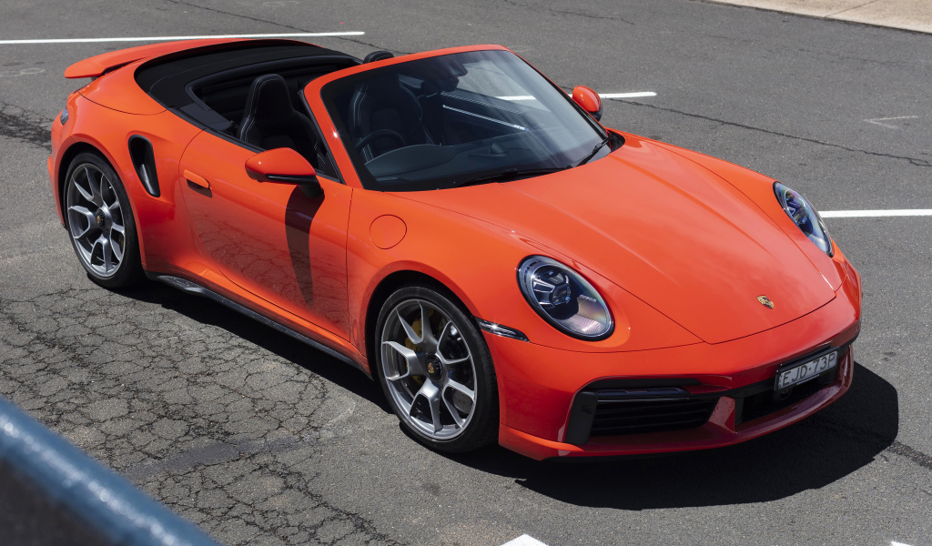 Автомобиль Porsche 911 Turbo S Cabriolet 2020 года