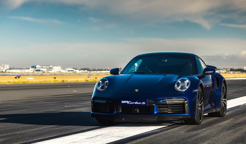 Синий автобус Porsche 911 Turbo S 2020 года на трассе