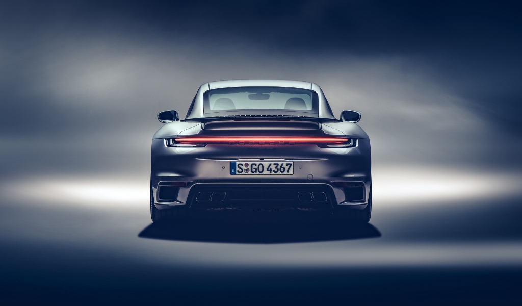 Автомобиль Porsche 911 Turbo S 2020 года вид сзади 