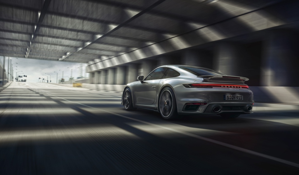 Автомобиль Porsche 911 Turbo S 2020 года в тоннеле