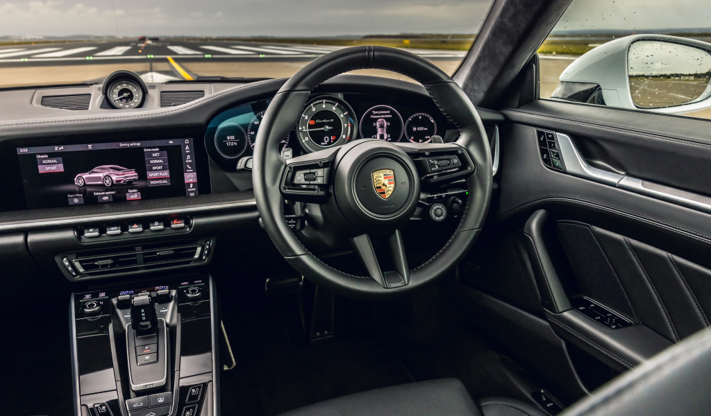 Черный кожаный салон автомобиля Porsche 911 Turbo S 2020 года