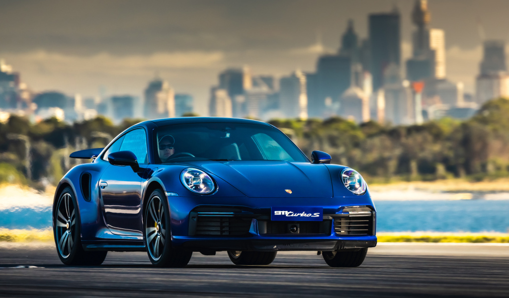 Автомобиль Porsche 911 Turbo S 2020 года на дороге