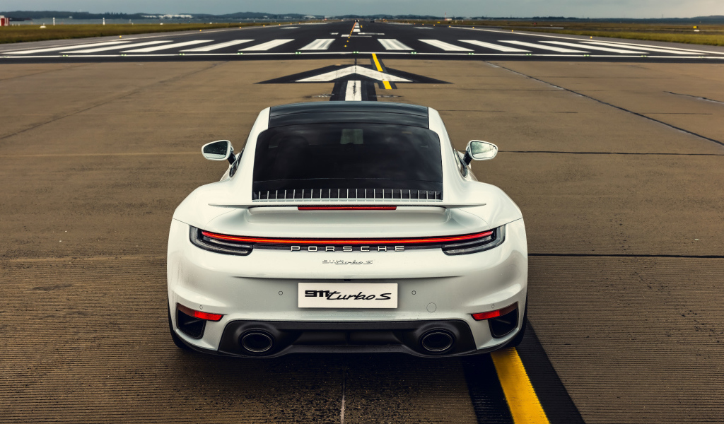 Белый автомобиль  Porsche 911 Turbo S 2020 года вид сзади