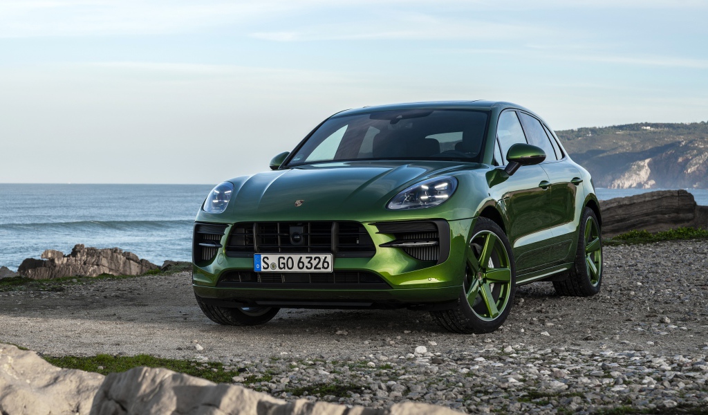 Зеленый автомобиль Porsche Macan GTS 2020 года на берегу моря