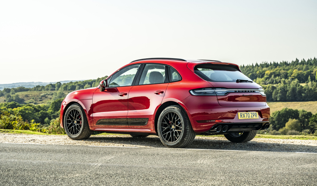 Красный кроссовер Porsche Macan GTS 2020 года вид сзади