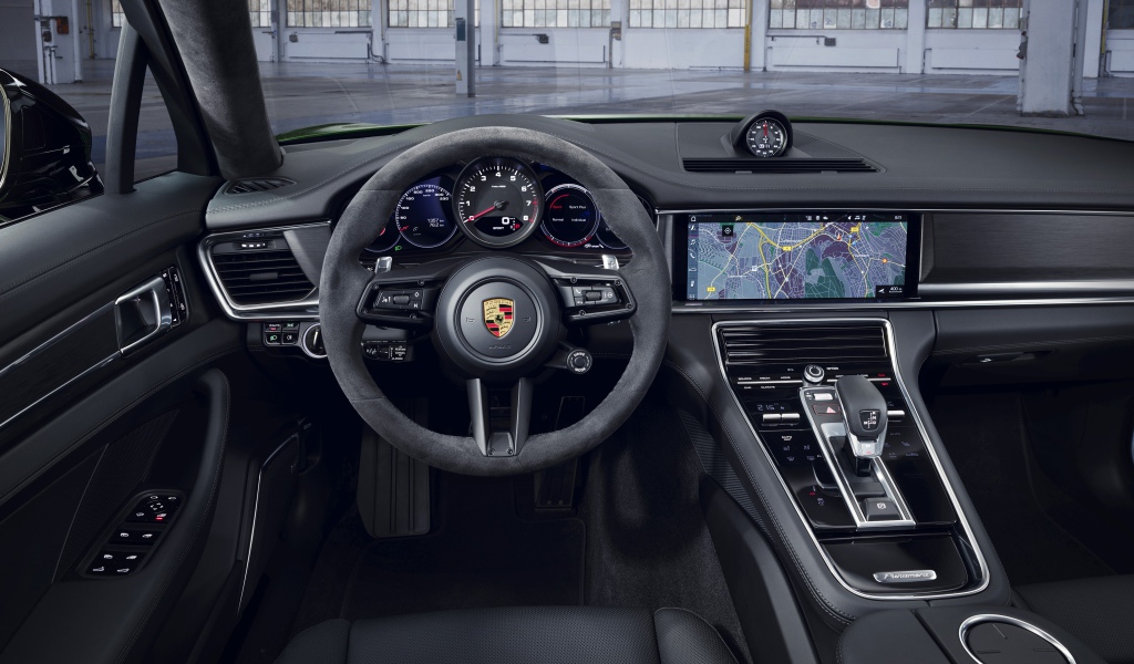 Салон автомобиля Porsche Panamera 4S 2020 года 