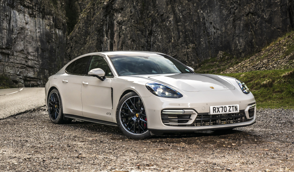 Автомобиль Porsche Panamera GTS 2020 года в горах