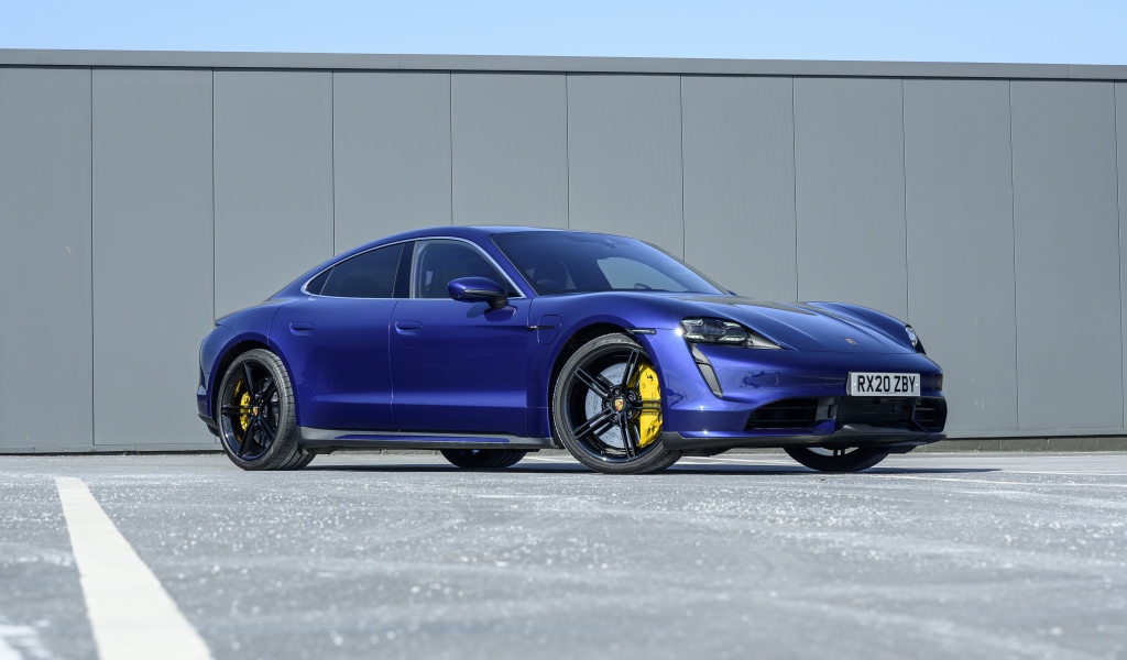 Синий автомобиль Porsche Taycan Turbo 2020 года 
