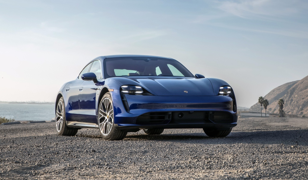 Синий автомобиль  Porsche Taycan Turbo, 2020 года у океана