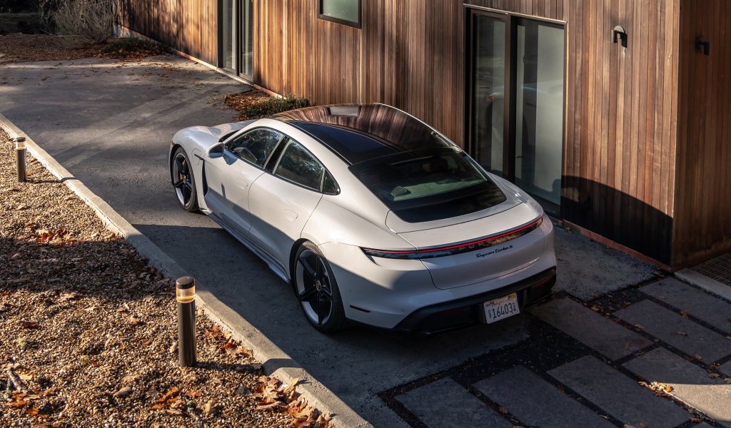 Автомобиль Porsche Taycan Turbo S, 2020 года у дома
