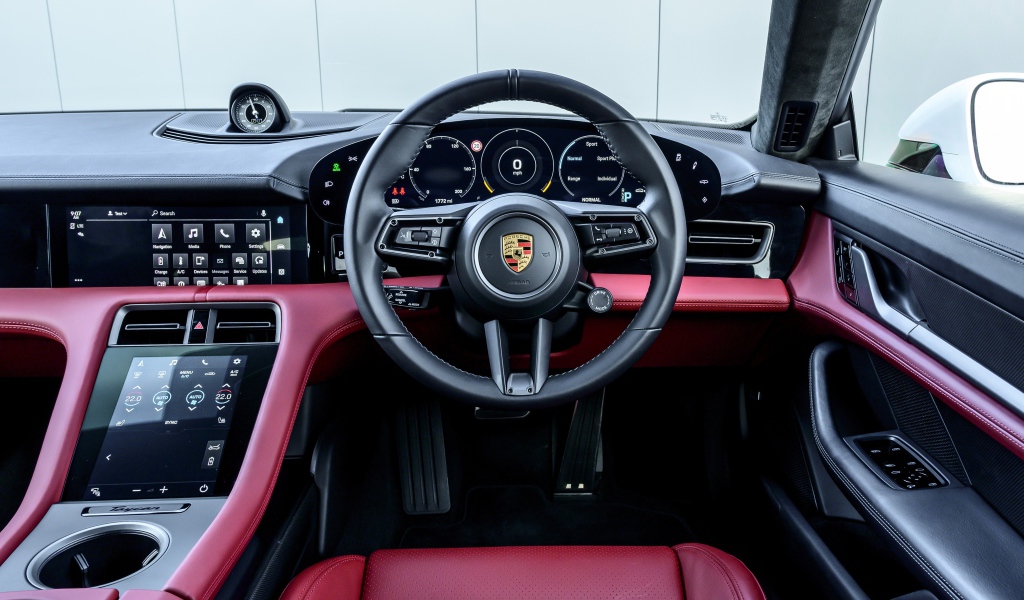 Салон автомобиля Porsche Taycan Turbo S 2020 года 