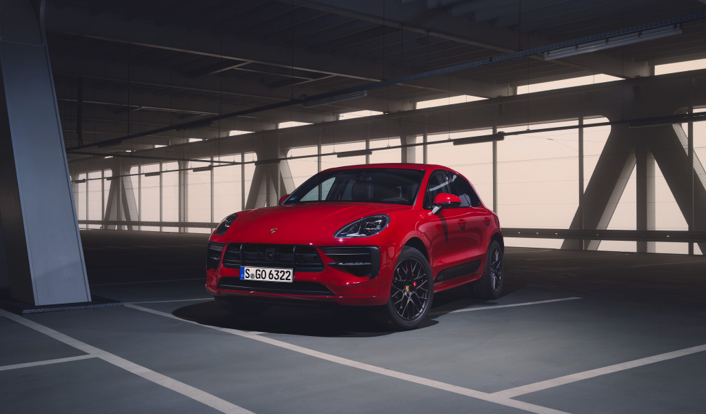 Красный внедорожник Porsche Macan GTS 2020 года 