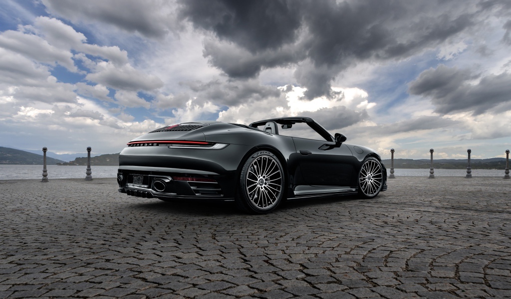 Черный автомобиль Porsche 911 Carrera 4S Cabriolet 2020 года под грозовым небом