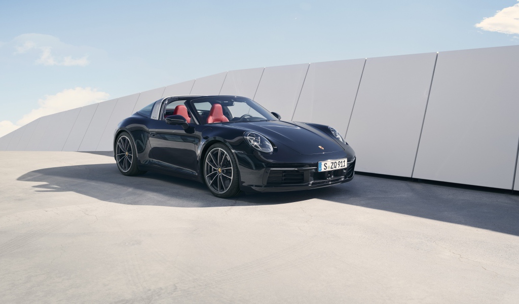 Черный Porsche 911 Targa 4S 2020 года в лучах солнца