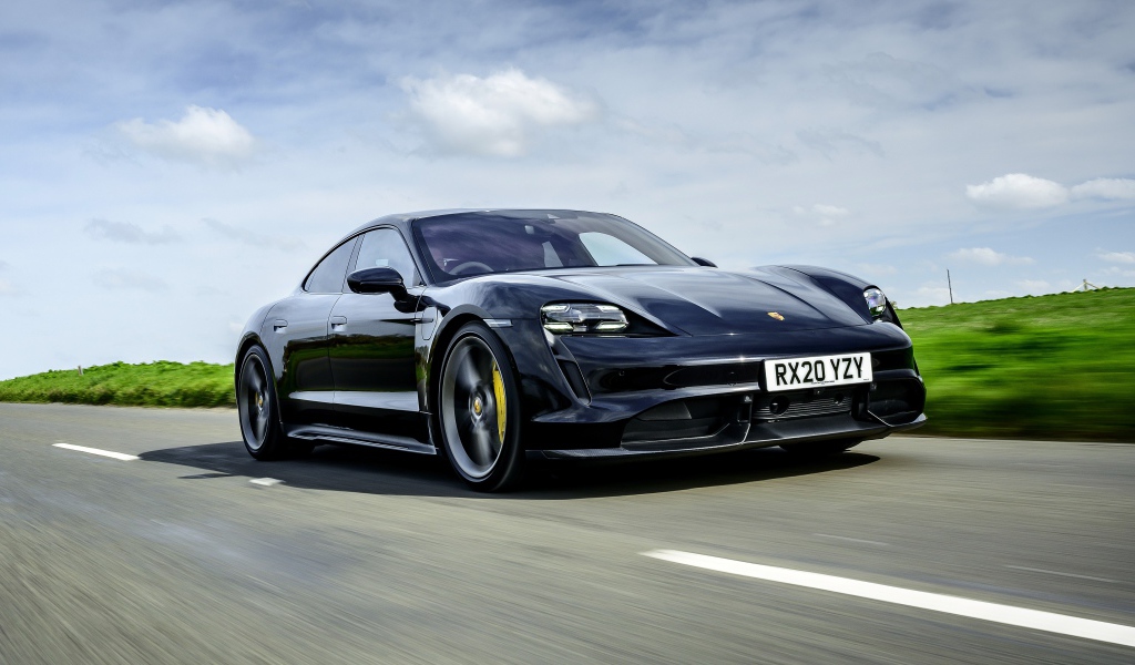 Черный автомобиль Porsche Taycan Turbo S 2020 года на скорости 