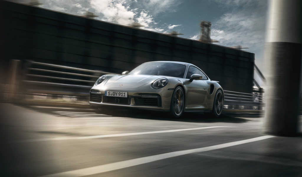 Быстрый компактный автомобиль Porsche 911 Turbo S 2020 года на трассе