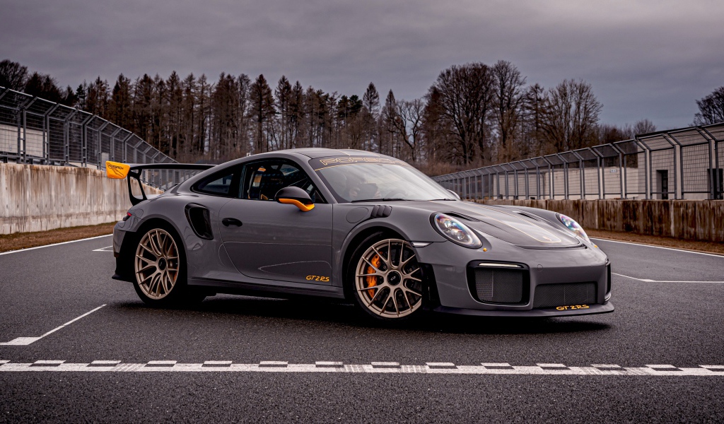 Быстрый Porsche 911 GT2 RS 2020 года на гонках 