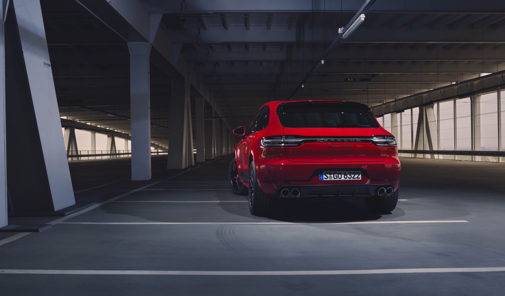 Красный внедорожник Porsche Macan GTS 2020 года на парковке