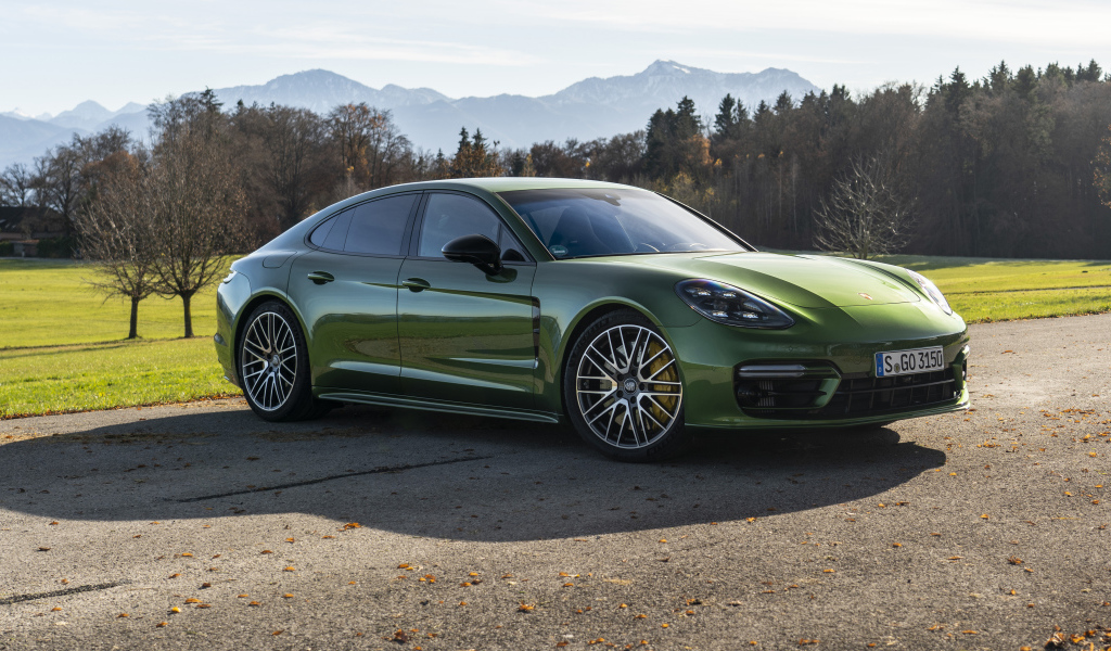 Зеленый автомобиль Porsche Panamera 4S 2021 года