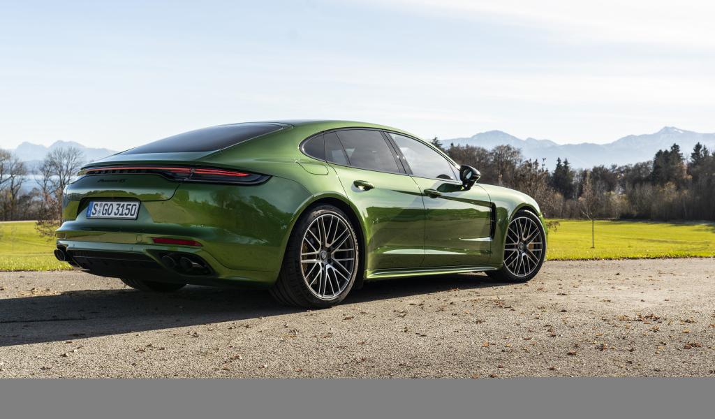 Зеленый автомобиль Porsche Panamera 4S 2021 года вид сзади