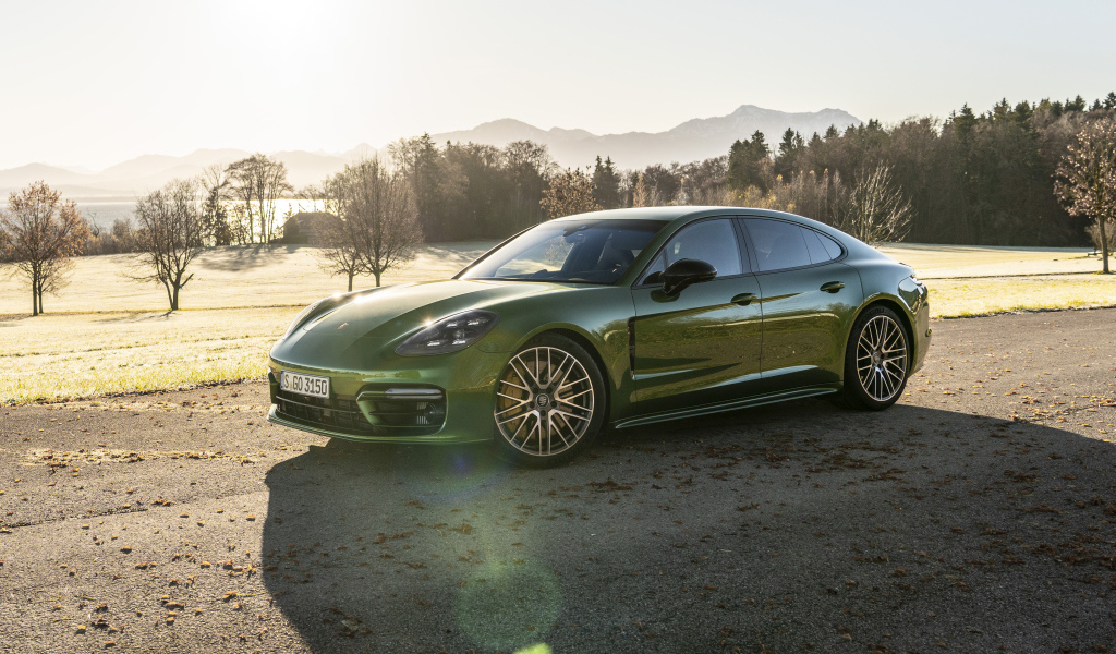 Автомобиль Porsche Panamera 4S 2021 года в лучах солнца