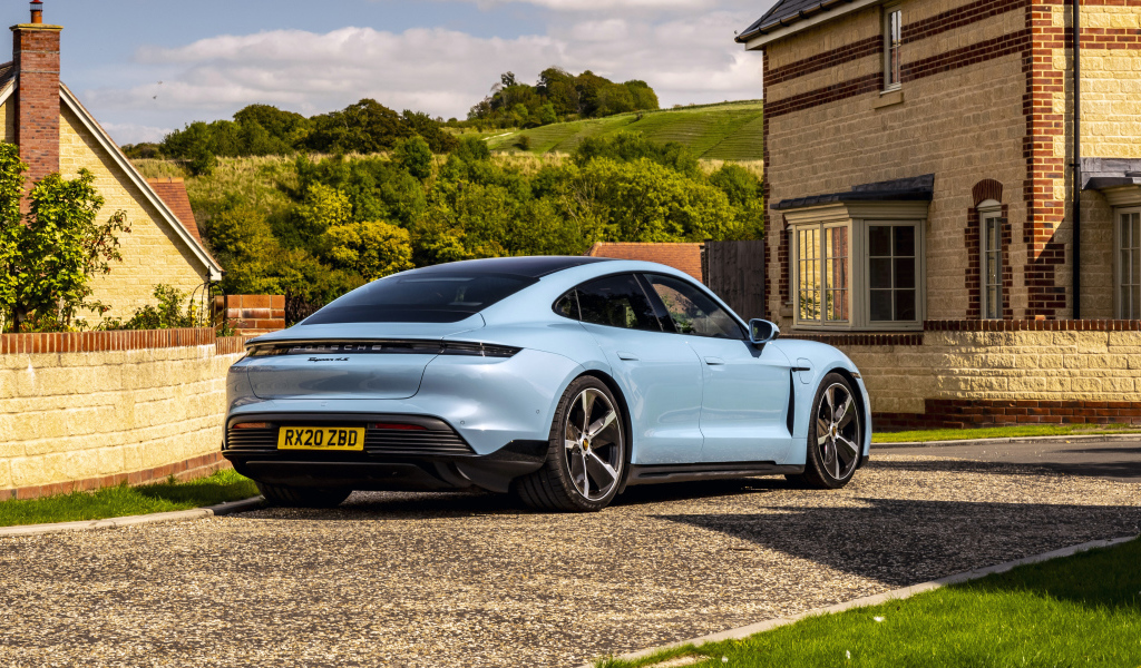 Автомобиль Porsche Taycan 4S 2021 года у дома