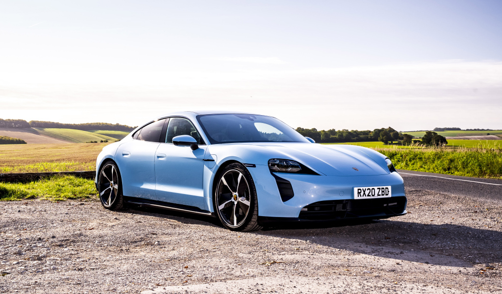 Голубой автомобиль Porsche Taycan 4S 2021 года
