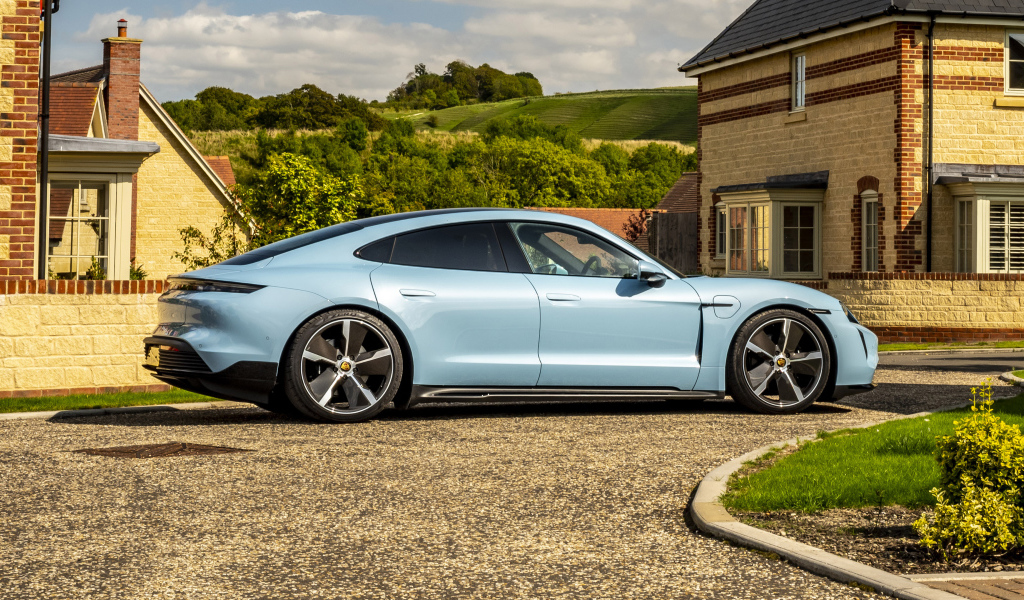 Автомобиль Porsche Taycan 4S 2021  года вид сбоку