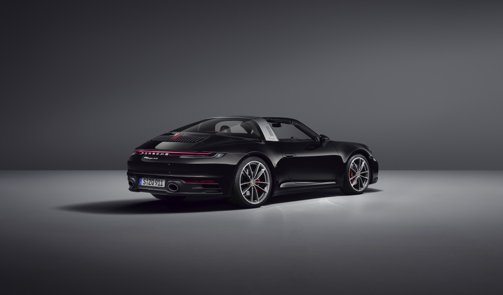 Черный автомобиль Porsche 911 Targa 4S 2020 года вид сзади на сером фоне