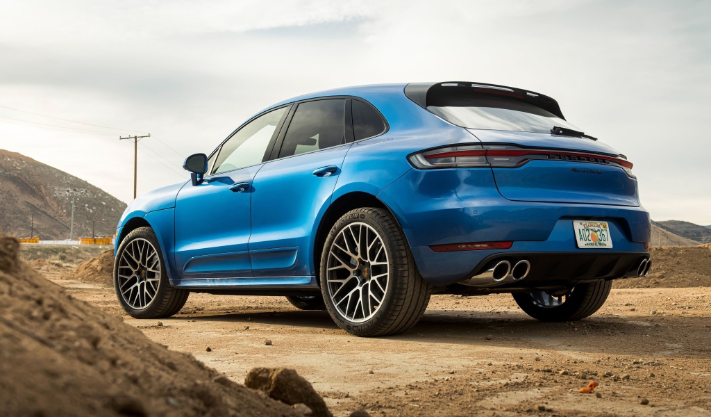 Синий автомобиль  Porsche Macan Turbo, 2020 года вид сзади 