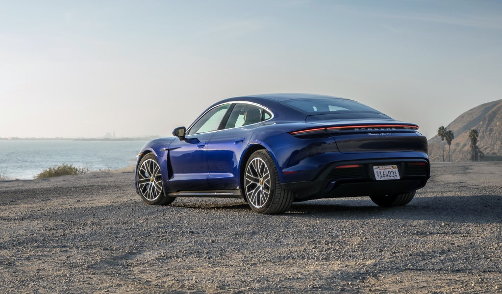 Синий автомобиль  Porsche Taycan, 2020 года вид сзади