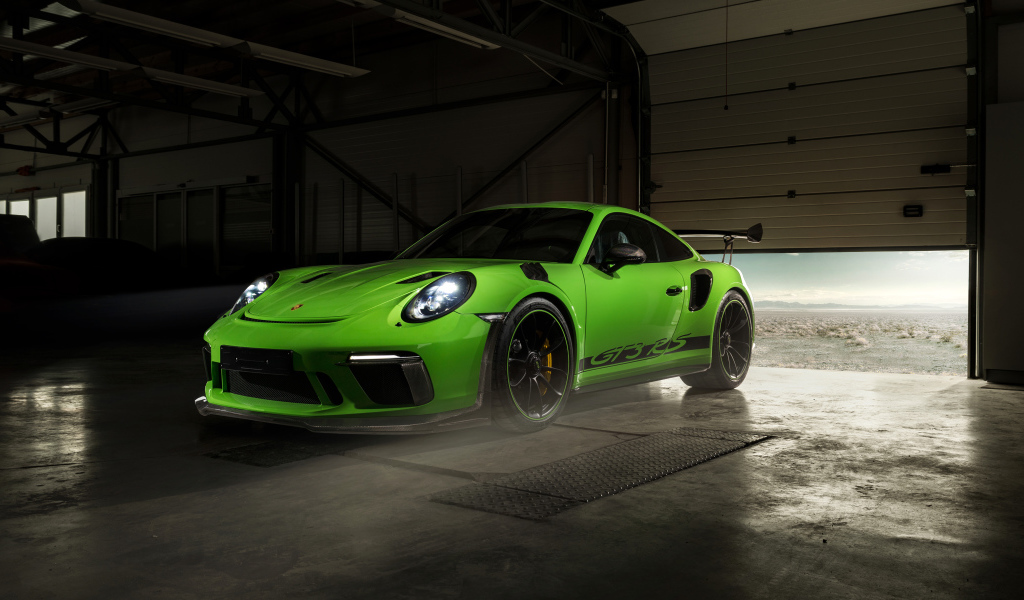 Зеленый автомобиль Porsche GT3 RS в гараже