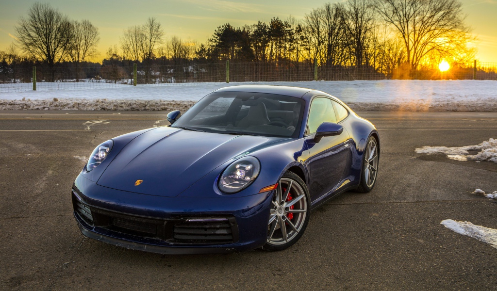 Автомобиль  Porsche 911 Carrera, 2020 года в лучах зимнего солнца