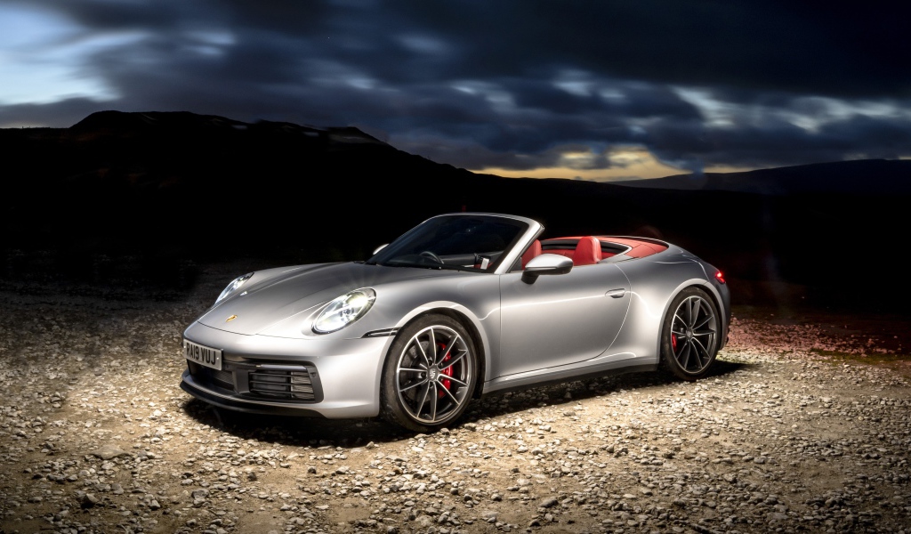 Автомобиль Porsche 911 Carrera 4S Cabriolet вечером
