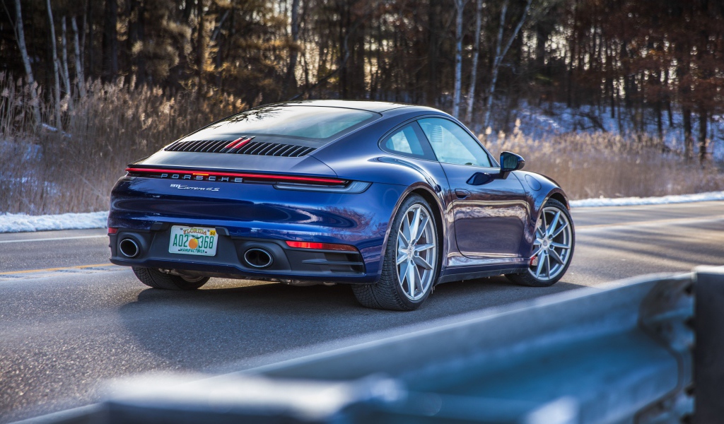 Автомобиль  Porsche 911 Carrera 4S, 2020 года вид сзади