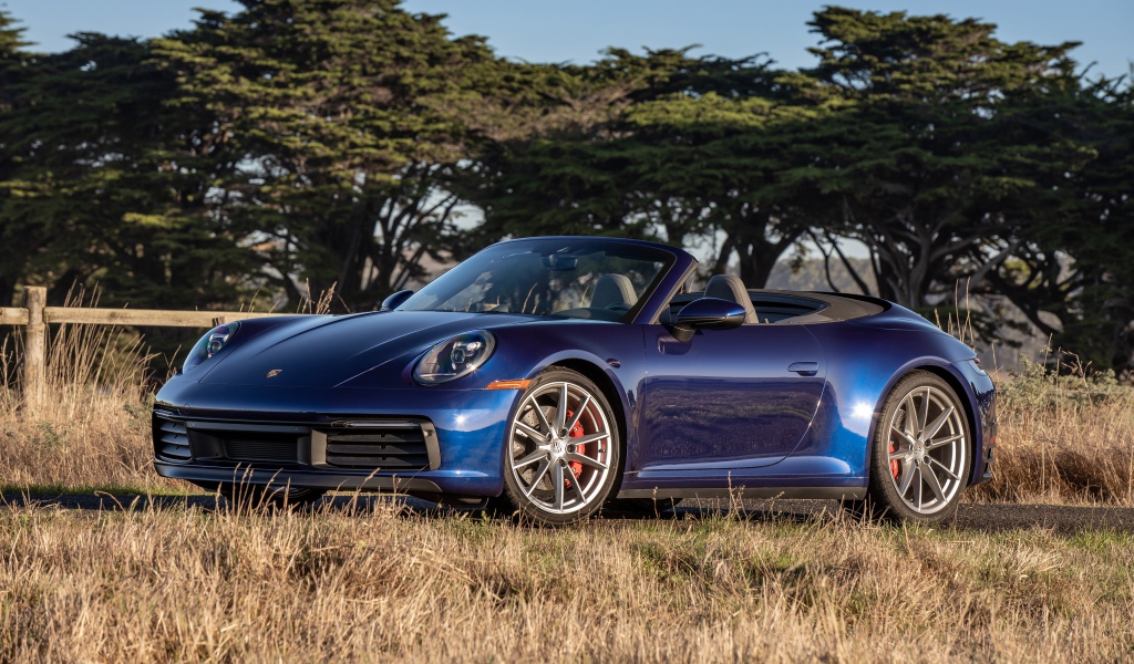 Автомобиль Porsche 911 Carrera S, 2020 года на фоне деревьев 