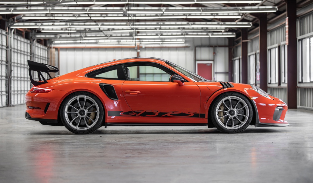 Быстрый автомобиль Porsche 911 GT3 RS вид сбоку 
