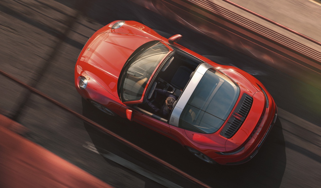 Автомобиль Porsche 911 Targa 4, 2020 года вид сверху