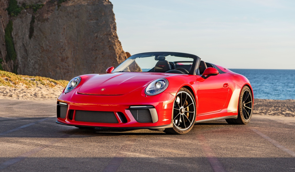 Красный автомобиль Porsche 911 Speedster, 2019 года у воды