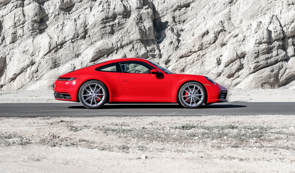 Красный  Porsche 911 Carrera S, 2020 года на фоне горы