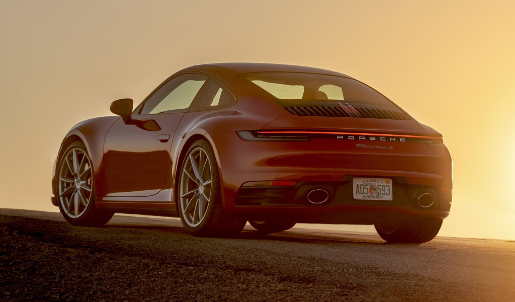 Красный автомобиль  Porsche 911 Carrera S, 2020 года вид сзади