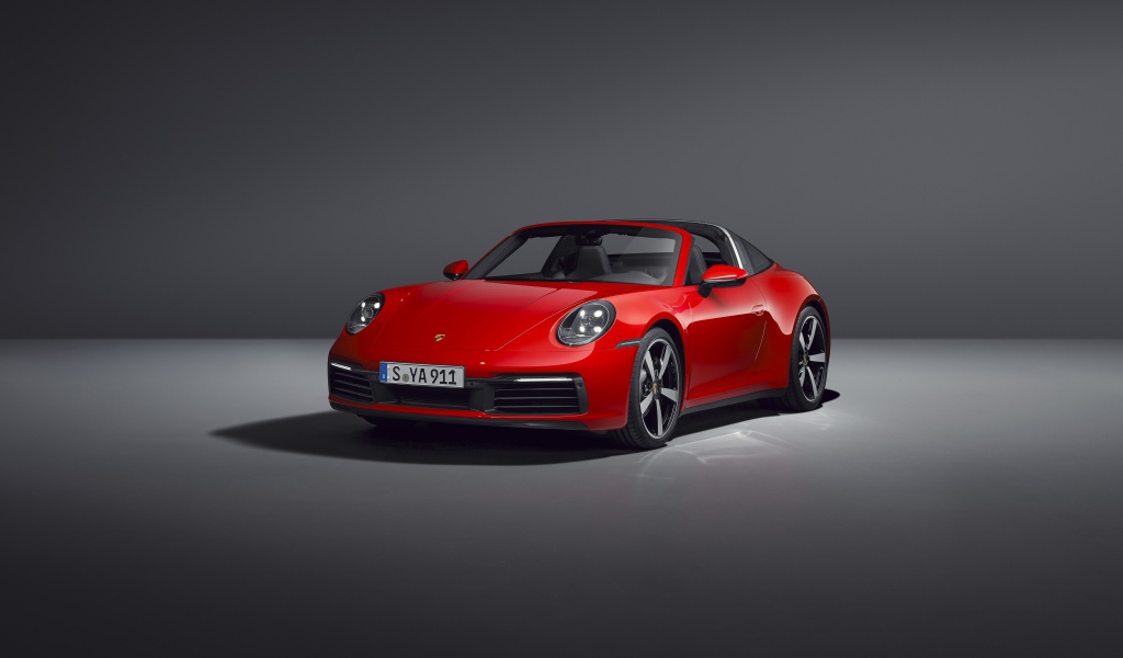 Красный автомобиль Porsche 911 Targa 4 2020 года на сером фоне