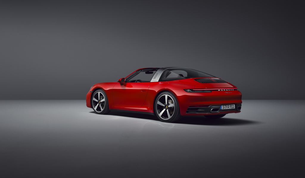 Красный автомобиль Porsche 911 Targa 4, 2020 года на сером фоне вид сзади