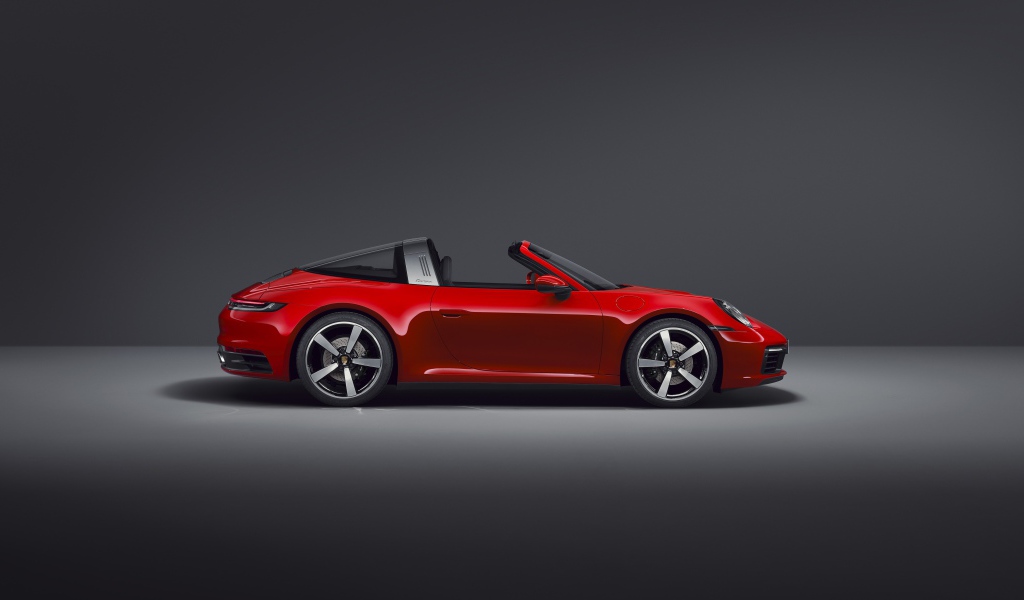 Красный кабриолет Porsche 911 Targa 4 2020 года на сером фоне