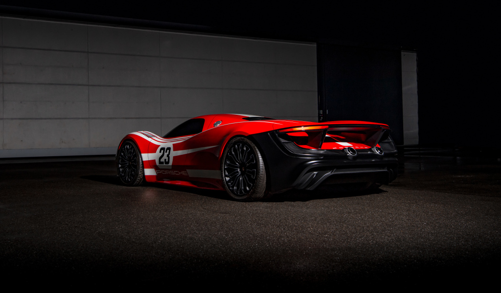 Красный гоночный автомобиль Porsche 917 Living Legend  вид сзади