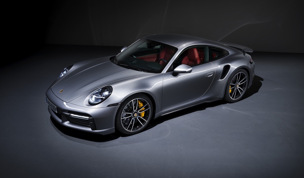Серебристый автомобиль Porsche 911 Turbo S 2020 года вид сверху 