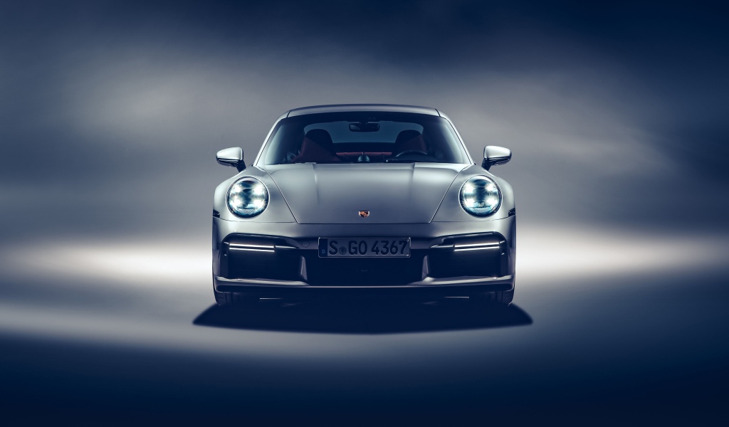 Серебристый Porsche 911 Turbo S 2020 года вид спереди