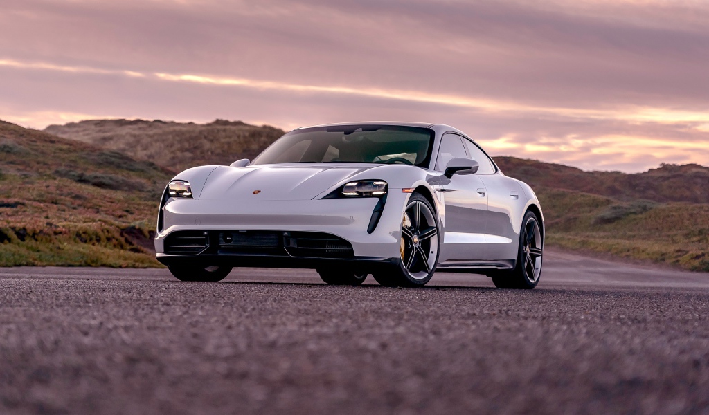 Серебристый автомобиль Porsche Taycan Turbo S 2020 года на фоне неба