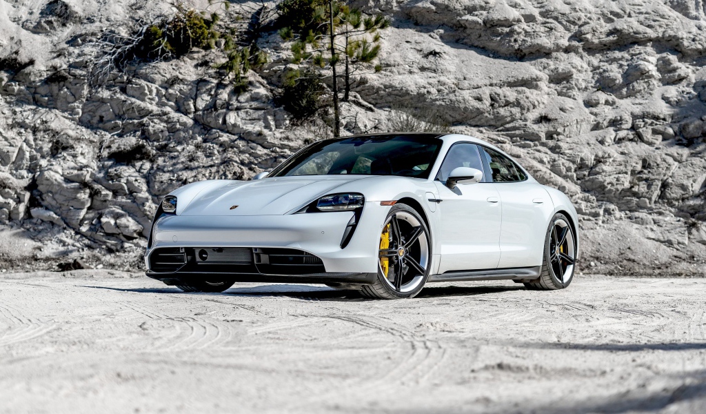 Белый  Porsche Taycan Turbo S, 2020 года у горы 